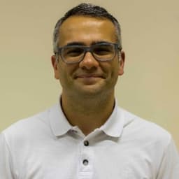 Foto do professor Claudio Luis Cruz de Oliveira