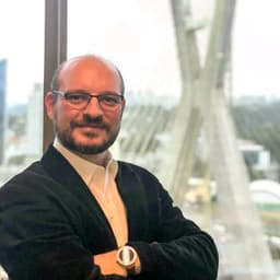 Foto do professor Eduardo Tiecher