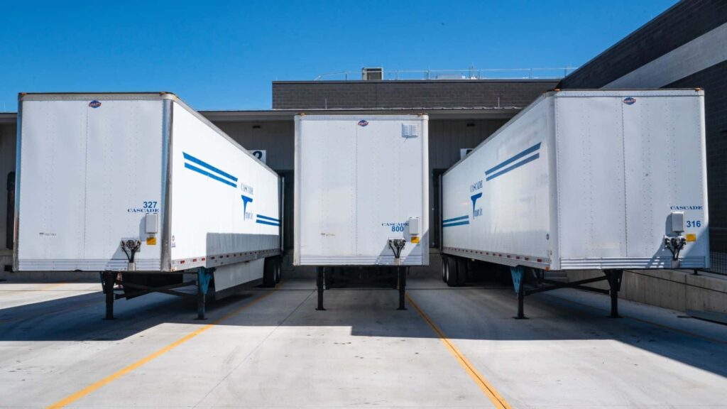 Caminhões esperam decisões logísticas para irem fazer as entregas.