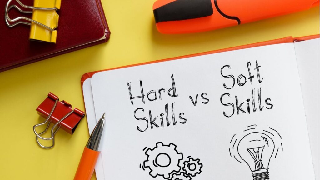Imagem que ilustra a diferença entre soft e hard skills, com a indicação de que as hard skills se relacionam à técnica e as soft skills à subjetividade.