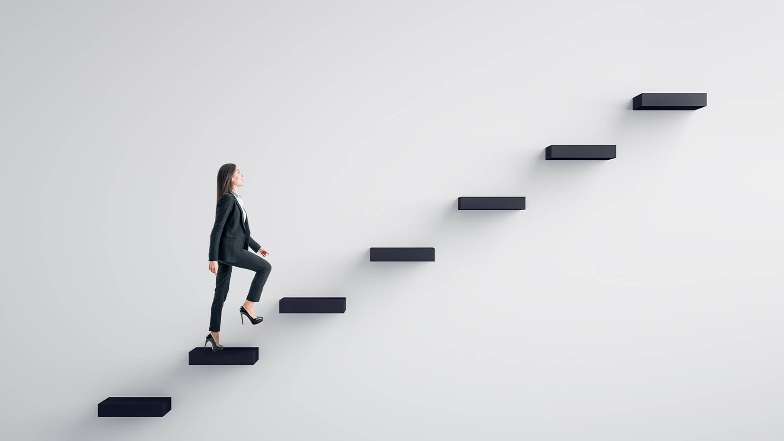 A imagem retrata uma pessoa subindo uma escada, para simbolizar que o próximo passo é a graduação, em um caminho ascendente.